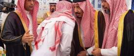 خادم الحرمين مع اسرة اللواء عبد العزيز الفغم