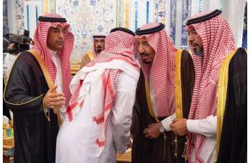 خادم الحرمين مع اسرة اللواء عبد العزيز الفغم