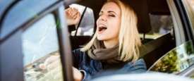 الغناء أثناء قيادة السيارات