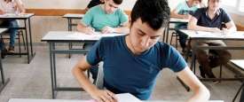 طلاب يؤدون الامتحانات 