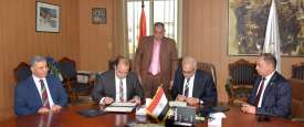فريد خلال التوقيع