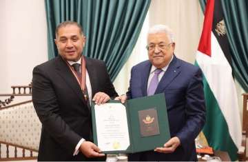 محمود عباس والسفير المصري