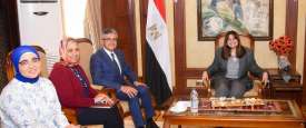 لقاء الوزيرة مع القنصل