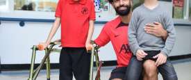 محمد صلاح مع الأطفال