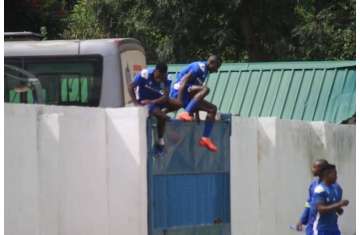 اللاعبين يقفزون فوق السور