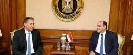 وزير التجارة مع وفد الشركة