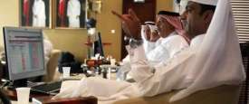 متعاملون أثناء التداول في بورصة قطر في الدوحة