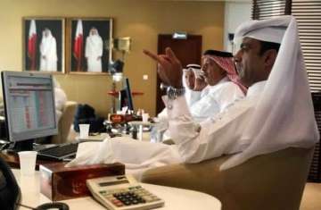 متعاملون أثناء التداول في بورصة قطر في الدوحة