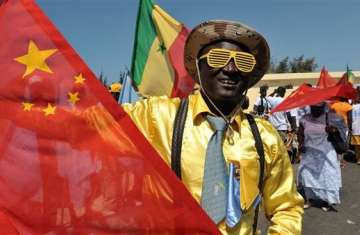 مواطن من دول إفريقيا يرفع علم الصين