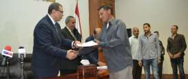 الوزير المصري خلال تسليمه عقود العمل