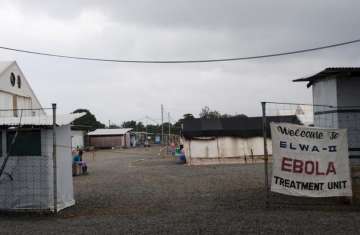 صورة من أرشيف رويترز لمركز العلاج من فيروس الإيبولا في ليبيريا