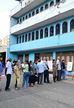 Sri Lankans commence voting