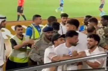 مشاهجرة ثلاثي الزمالك مع فرد الأمن