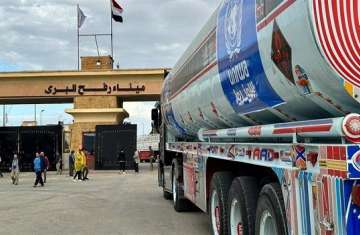 شاحنات مساعدات تدخل غزة عبر معبر رفح