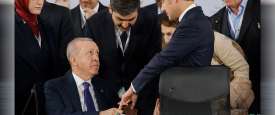 أردوغان ممسكا بإصبع ماكرون